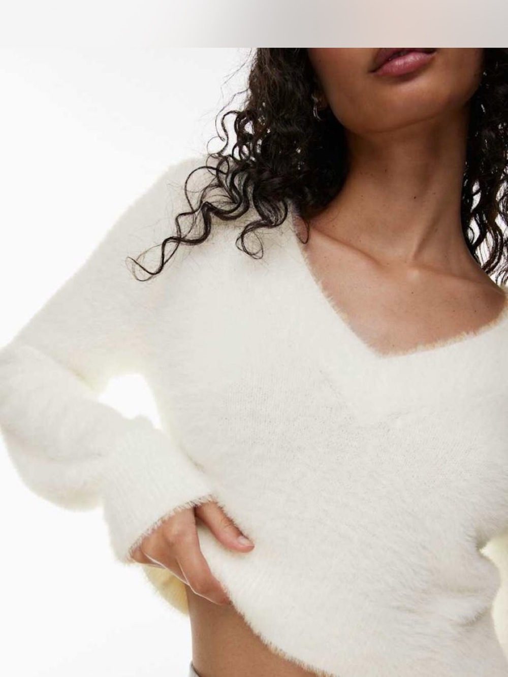 Aritzia Sunday Best Women’s XS Eyelash Cream Sweater V Neck Fuzzy Cozy